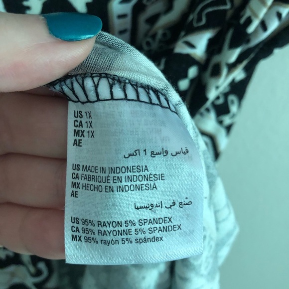 JM Collection Plus Size Black, White, and Tan Cold Shoulder Short Sleeve Top - Picture 6 of 7